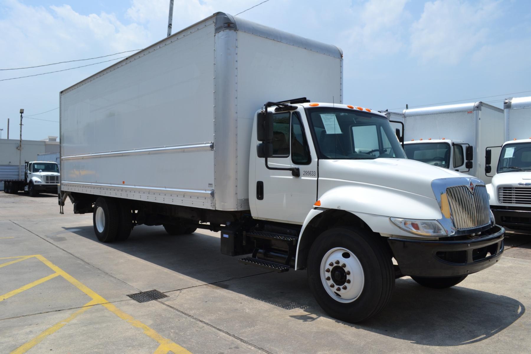 2018 WHITE /BLACK INTERNATIONAL 4300 with an CUMMINS ISB 6.7L 220HP engine, EATON FULLER PROCISION AUTOMATIC transmission, located at 9172 North Fwy, Houston, TX, 77037, (713) 910-6868, 29.887470, -95.411903 - 25,999LB GVWR NON CDL, 26FT BOX , 13FT CLEARANCE , 103" X 102", WALTCO 3,000LB CAPACITY ALUMINUM LIFT GATE, 70 GALLON FUEL TANK, AIR RIDE , COLD A/C, CRUISE CONTROL - Photo #2